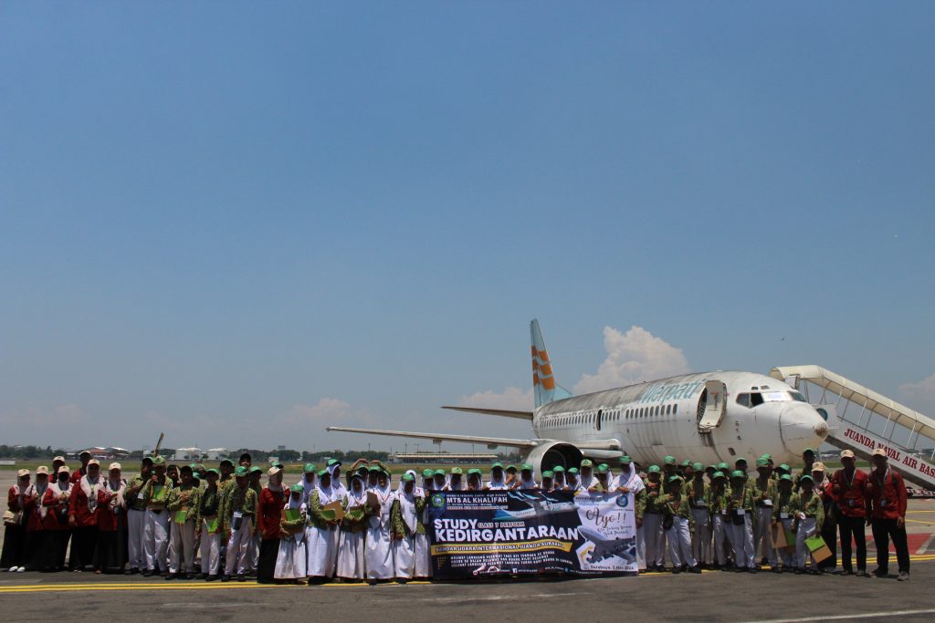 MOMENT FOTO BERSAMA SISWA SISWI KELAS 7 DI BANDAR UDARA INTERNASIONAL JUANDA SURABAYA